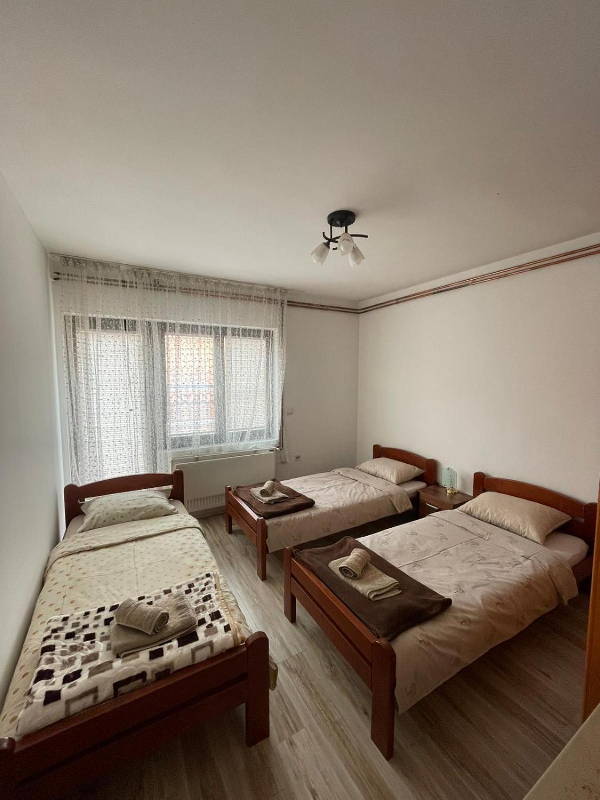 Apartmani Dora Leskovac Лесковац Екстер'єр фото