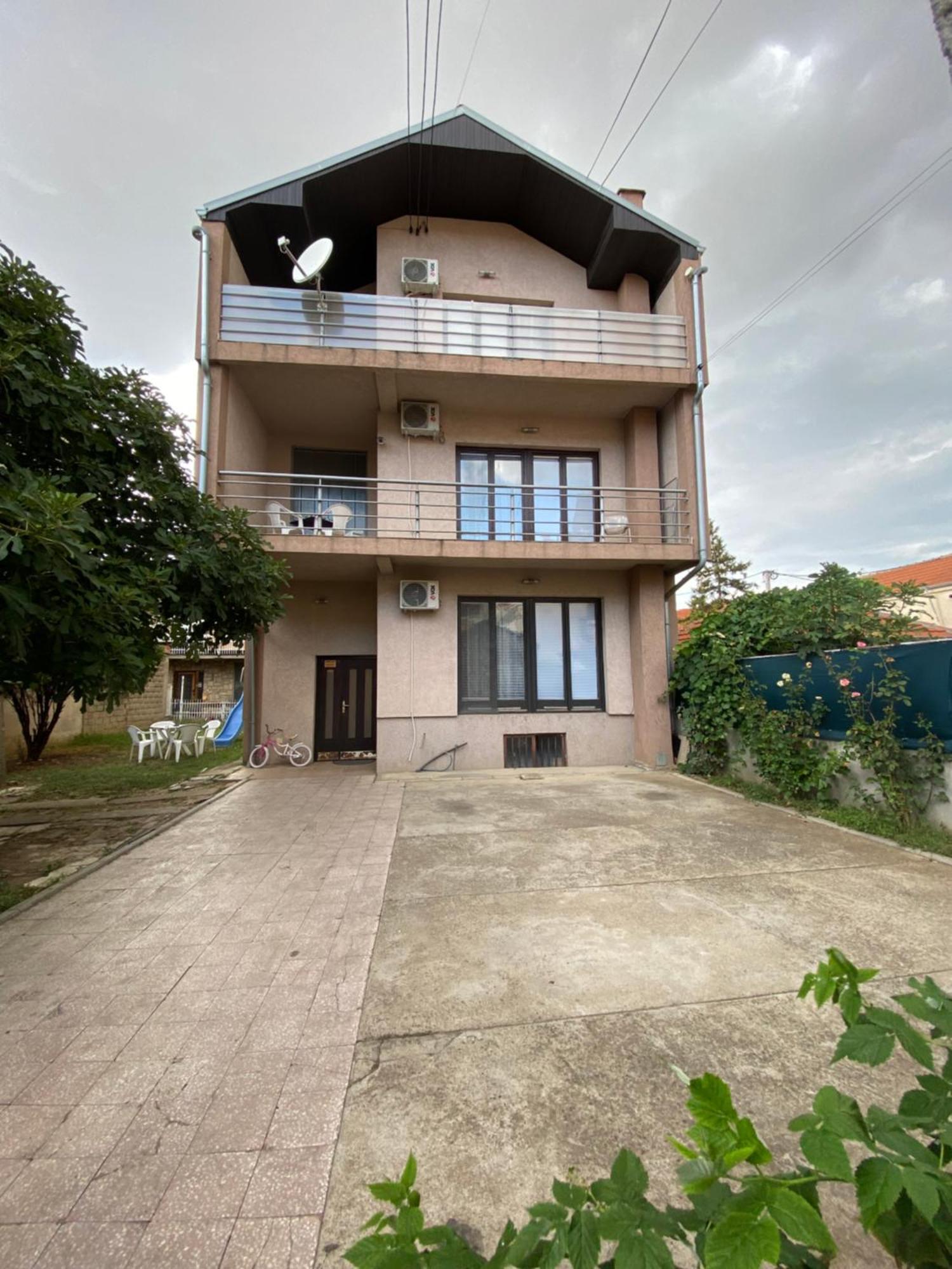 Apartmani Dora Leskovac Лесковац Екстер'єр фото
